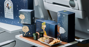 史努比迷、星宇鐵粉搶買！質感爆棚「星宇航空ＸSNOOPY史努比午茶禮盒」購買辦法曝光，史努比迷你杯、史努比餅乾有可愛。