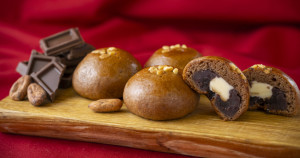 熱海名產「熱海奶油紅豆麵包」再推新品，期間限定「紅豆巧克力麵包」、「豆沙巧克力蒙布朗」等甜蜜上市。