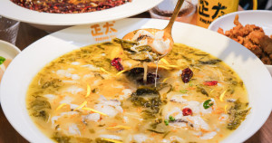 台北東區宵夜推薦！開到凌晨3點「正太酸菜魚」挑戰最正宗酸菜魚、水煮魚，開幕送招牌涼拌拍黃瓜。