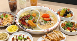西門町酸菜魚大戰開打！這一鍋「叁加叁 鴛鴦泡椒酸菜魚」新開店進駐西門町，台北人0元升級、免費加菜吃起來。