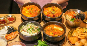 新店人的吃到飽再加一！韓鍋吃到飽「江陵阿嬤」進軍新店，498元韓式吃到飽「韓式豆腐鍋、生菜包肉」無限吃。
