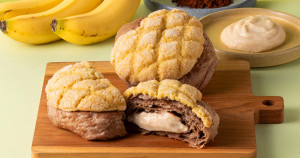那個傳奇麵包回來了！日本「東京芭娜娜菠蘿麵包」睽違20年強勢回歸，神組合「濃郁香蕉卡士達內餡、巧克力丹麥麵包」一天2個販售時間搶先看。