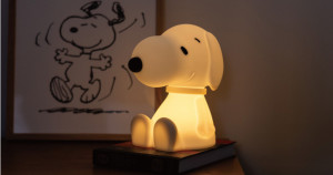 史努比粉絲萌到大尖叫！狗狗界最可愛「史努比立體夜燈」日本人氣登場，「一口氣發光120小時」旅行超實用，療癒笑臉陪你睡整晚。