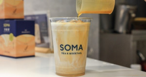 SOMA奶茶北車開幕！SOMA北車京站「京都焙茶鮮奶茶歐蕾」獨家新品，Vacanza複合店邊逛邊喝SOMA奶茶。