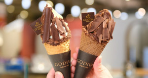 巧克力控久等了！停了4年「GODIVA霜淇淋買一送一」終於回來了，2天快閃「現場領、可寄冰」必須跟上。