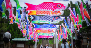 3米巨鯉魚海好拍！桃園神社「鯉魚流光祭り」升級回歸，週末就來逛市集、拍美照。