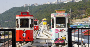 釜山必搭天空膠囊列車！IG爆紅「海雲台藍線公園觀光列車」，空中飽覽釜山海景。