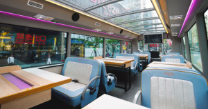 台北雙層餐車變更潮！銀白色「幻彩獨角獸餐車」象牙白車身、水晶藍座椅超美，新菜單「晶華牛肉麵」邊吃邊逛台北。