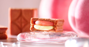 浪漫粉色太誘人，人氣奶油夾心餅乾 PRESS BUTTER SAND 推出夏季限定白桃、檸檬新口味，伴手禮最新選擇。
