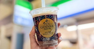 超商史上最濃Godiva！日本全家「Godiva巧克力冰沙」三種可可mix超過癮，草莓巧克力也別錯過。
