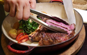 頂級牛排老饕久等了！台北喜來登安東廳推出「安東風華 牛排盛宴」，要用頂級牛排料理技術感動每一位老饕。