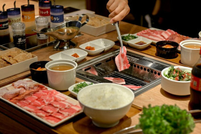 來自日本超人氣燒肉套餐170元起就吃得到，紀念套餐一次享受四種肉品加蔥鹽醬更無敵美味！