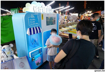 台中夜市出現棉花糖自動販賣機，快速做出超美棉花糖！ 