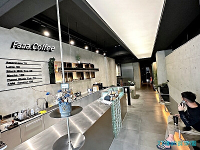 台南市中西區【台南美食】Faaa Coffee廣發寓所-中正路上新開的咖啡店，簡潔現代的清水模空間，拿鐵好喝、提拉米蘇偏甜