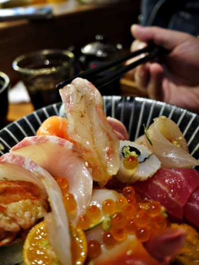 [台中。西屯區] 花太郎日本料理。狂推超值豪華海景散壽司，那肥美的牡丹蝦啊～