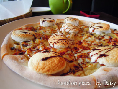 [食記] 嘉義 哇嗚WOW有甜披薩‧手在披薩Hand on the pizza