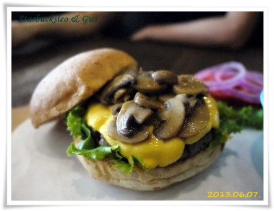 [台北。松山]1885 Burger Store。大口吃漢堡的好所在～假日早午餐還有優惠唷：）
