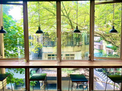 【咖啡空間】台北｜AGCT apartment｜整片窗翠綠葉茂如畫的老公寓咖啡館