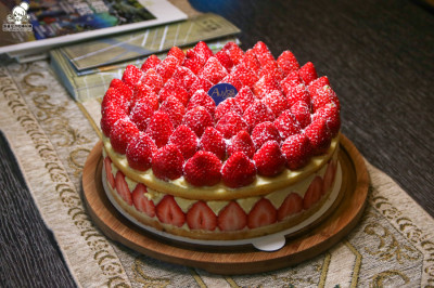 爆炸餡料的法式草莓蛋糕，Aluvbe Cakery艾樂比限量推出 x 好吃夢幻可麗露