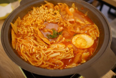 【新北】板橋 瑪妮年糕鍋 韓國人開的道地韓式料理餐廳‧私藏平價大份量的好吃部隊鍋♥♥♥