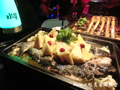 《水貨-真的炭火烤魚》1爐2吃，先吃烤魚，後吃麻辣火鍋！來自上海的時尚烤魚專賣店，台灣2號店在新北中和！