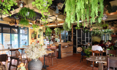 【竹北咖啡廳】花院子 - 輕食 咖啡 下午茶 / 花草庭園餐廳 / 客家學院旁 / 文青建築