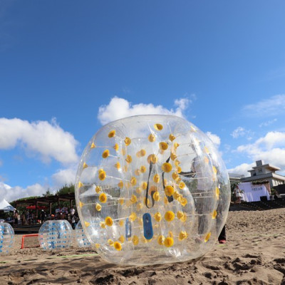 熱血沙灘泡泡足球，加碼情侶放閃無極限！沙灘生活節快閃活動就在白沙灣，吸引6000位遊客共度夏末海洋新體驗。