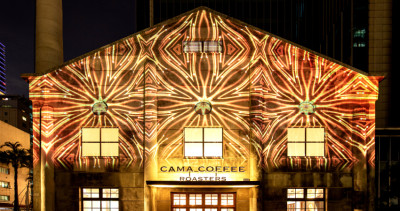 明天就衝松菸！全新「CAMA豆留文青」老宅咖啡餐酒館插旗松菸，咖啡調酒、夜間光雕秀打造最新台北地標。