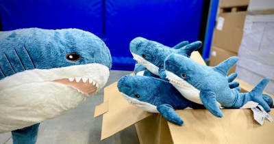 週末開賣被搶光！等超久「IKEA迷你版鯊魚娃娃」現貨查詢攻略先筆記，抱一打「迷你小鯊鯊」回家賣萌。