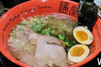 現在要請你去吃來自日本沖繩的「琉球新麵 通堂 」。