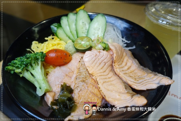 《新竹百貨美食街餐廳》Supreme Salmon美威鮭魚-新竹巨城店-全亞洲第一家鮭魚料理專賣店。燉飯、義大利麵。丼飯。握壽司 ︱挪威直送現點現做有新鮮！！（附影片）