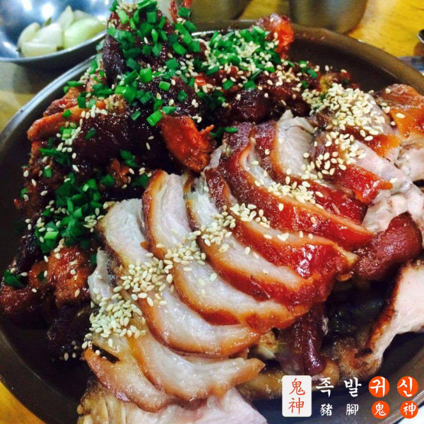 肉控準備接招吧！訪韓必吃美食「豬腳鬼神」4/1正式登陸台灣，超大份量等你來挑戰。