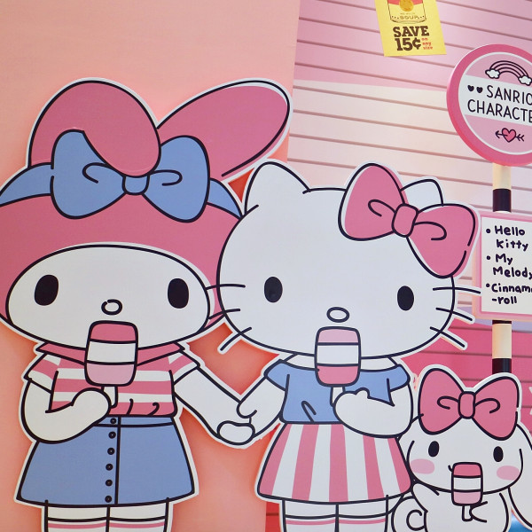 Kitty粉絲不能再錯過！台灣限定「Pinkholic 粉紅閨蜜」快閃高雄草衙道，粉嫩打卡景、限定小物就是要融化三麗鷗粉絲的心。
