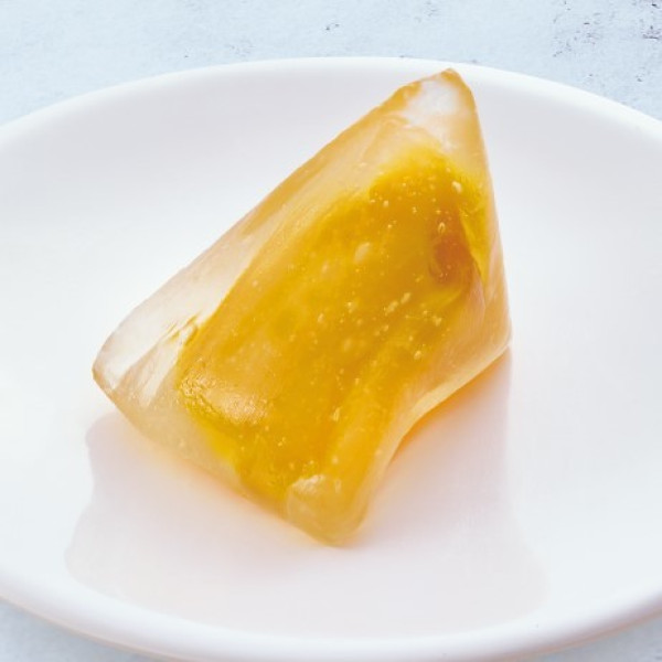 甜點控要先朝聖！爭鮮外帶壽司推出全新「芒果甜冰粽」，期間限定端午冰粽強勢挑戰甜點控的新歡。