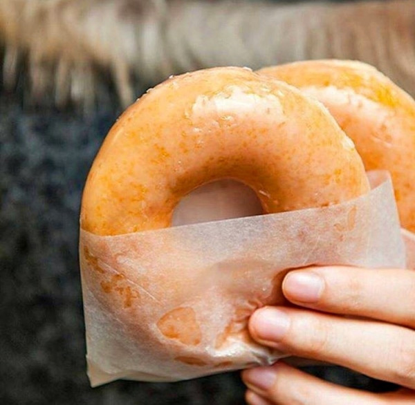 Krispy Kreme甜甜圈免費吃！甜點控先衝Krispy Kreme「世界甜甜圈日」，限量800顆甜甜圈免費請你吃。