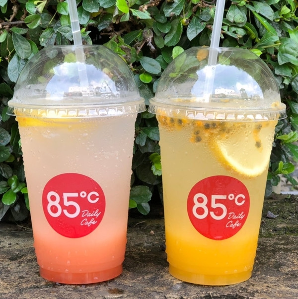 飲料控絕對要衝一波！85℃推出優格氣泡飲「第二杯半價」優惠，超美漸層搶攻飲料控的心。