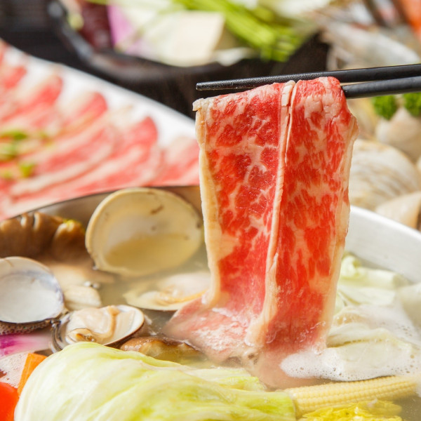 告白肉肉控就靠這鍋！Umi火鍋推出隱藏版「30盎司牛豬雞肉」雙人套餐，打造最澎湃情人節大餐首選。