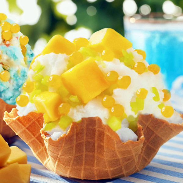 冰淇淋控都嗨了！Cold Stone全新推出「彈珠汽水」漸層冰淇淋，再加碼夏季限定「芒戀仲夏」要讓冰淇淋控吃到過癮。