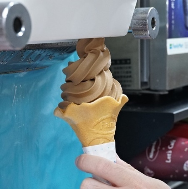 霜淇淋控久等了！堪稱全家最夯口味「鐵觀音霜淇淋」強勢回歸，北區、南區限定販售再加碼「芒果霜淇淋」同步回歸。