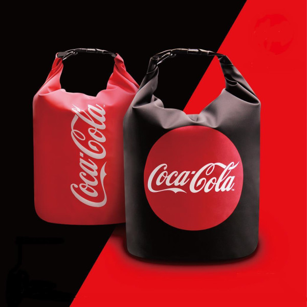 可樂迷手刀收藏！可口可樂推出質感系「防水提袋」，全台限量6000個只有OK超商買得到。