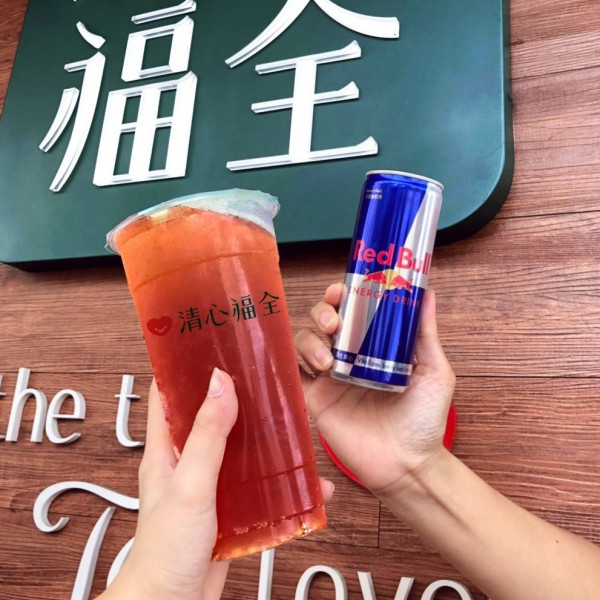 史上最狂聯名！Red Bull x 清心福全聯手推出「Red Bull紅牛能量紅茶」，Red Bull不只給你一對翅膀、還要給你意想不到的全新組合。