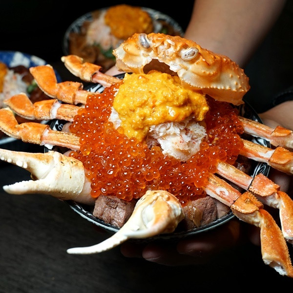 海鮮控準備開吃！堪稱地表最浮誇開丼強勢推出「松葉蟹燒肉丼」，要用一整隻松葉蟹征服海鮮控的味蕾。