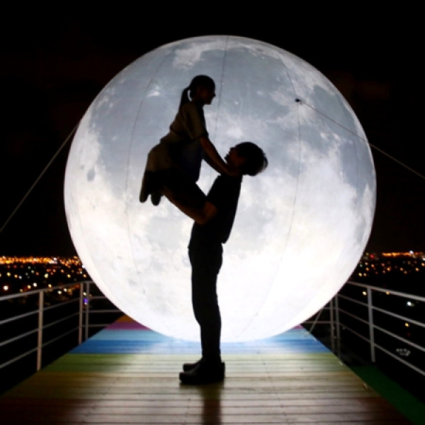 台北人快衝宜蘭！3公尺高「摘月」點亮宜蘭最強打卡點「A.maze兔子迷宮」，就是要揪男友私奔到月球。