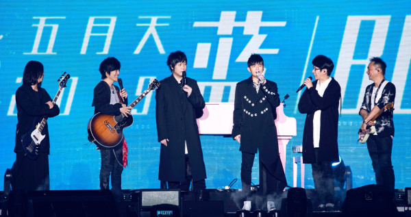 「周五組合」上海合體首唱「說好不哭」，地表最強周杰倫在華人天團五月天的主場上，大爆阿信不能說的秘密。