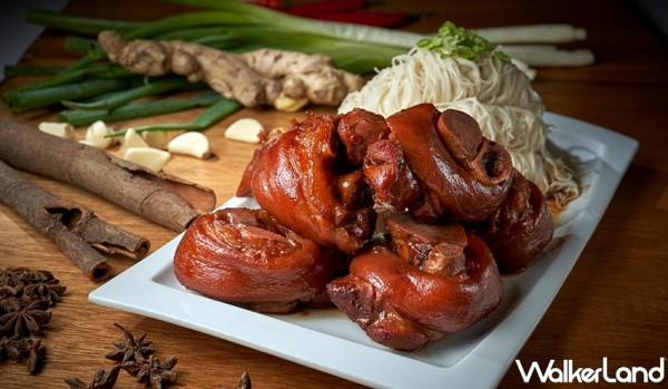 一定要買給媽媽吃！台北福華「蓬萊邨」推出「喜悅添福壽 滷豬腳麵線禮盒」，幫老饕們用最美味的豬腳料理給父母添歲壽。