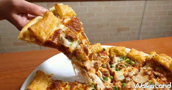 連披薩邊邊都要被吃光了！拿坡里全新推出「酥皮餅皮」挑戰披薩極限，披薩控用振興三配券免費送「酥皮升級券」直接吃爆。