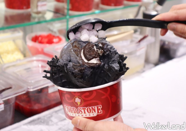KitKat冰淇淋一定要吃到！COLD STONE強勢推出「酷黑騎士」黑色冰淇淋，首次登場「極黑甜筒」讓冰淇淋控手刀發IG限時動態。
