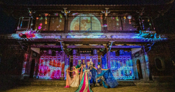 新北人免費看！板橋人先暴動的林家花園「夜間光雕秀2.0」正式點燈，全新「花月圓 夜未眠」光雕秀打造最美的板橋夜景。