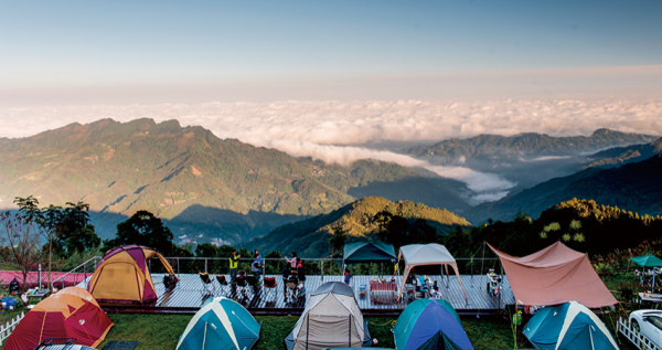「梅山頂景觀露營區」紮營山峰頂坐看雲起，居高臨下之姿在露友間享有盛名，隨手一拍，就是氣勢驚人的美照。