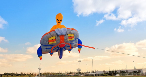 巨型毛怪、史迪奇快閃桃園！只有兩天「2020桃園國際風箏節」就在大溪中庄調整池亮相，桃園限定「星際箏霸戰」要讓桃園人玩到嗨。